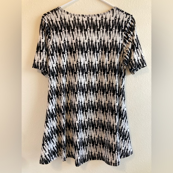LuLaRoe Disney Perfect T in Black and White Castle Print - Picture 9 of 10